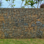 Pedra Bruta para muros de arrimo: resistência e estética