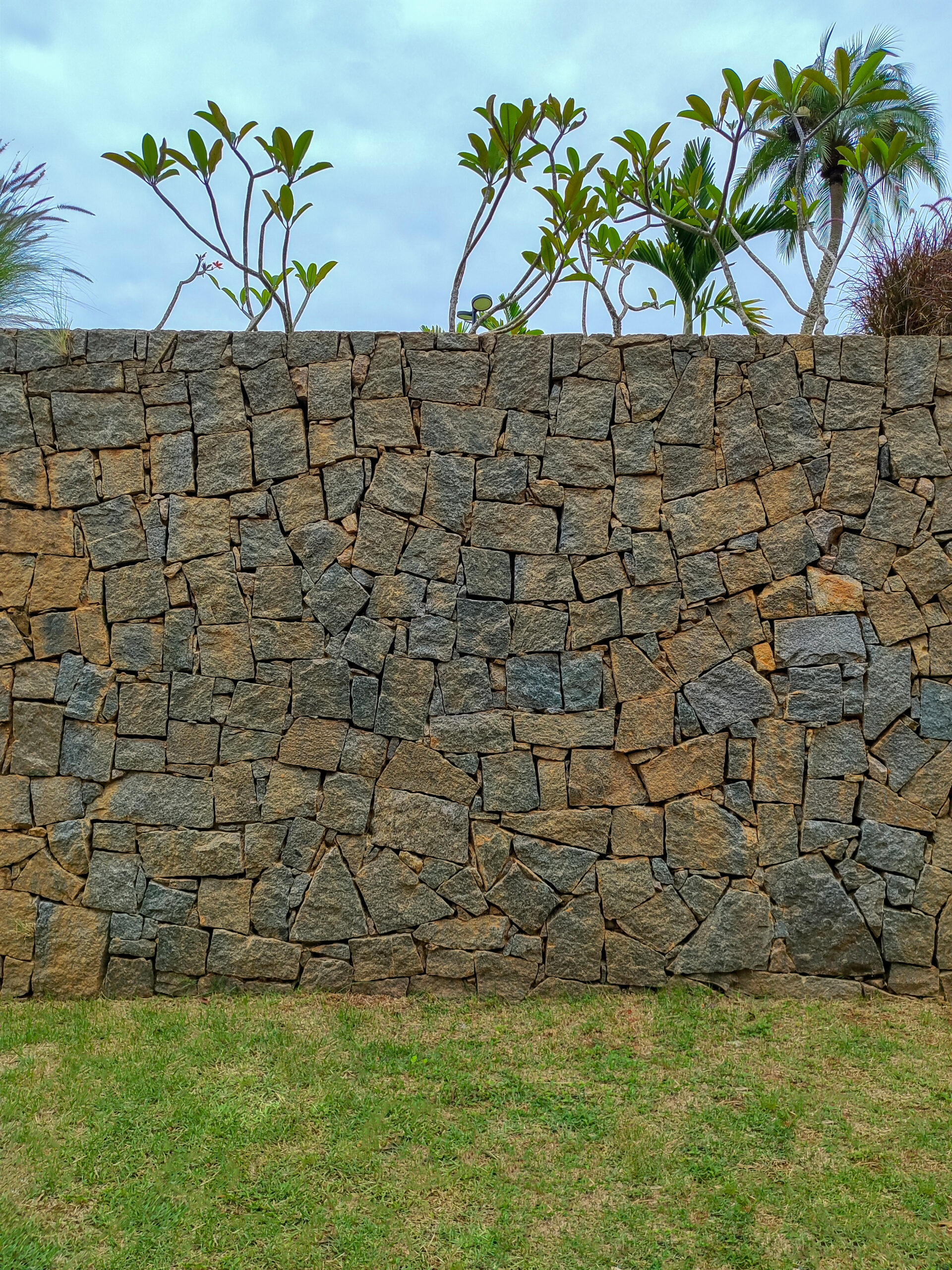 Pedra Bruta para muros de arrimo: resistência e estética