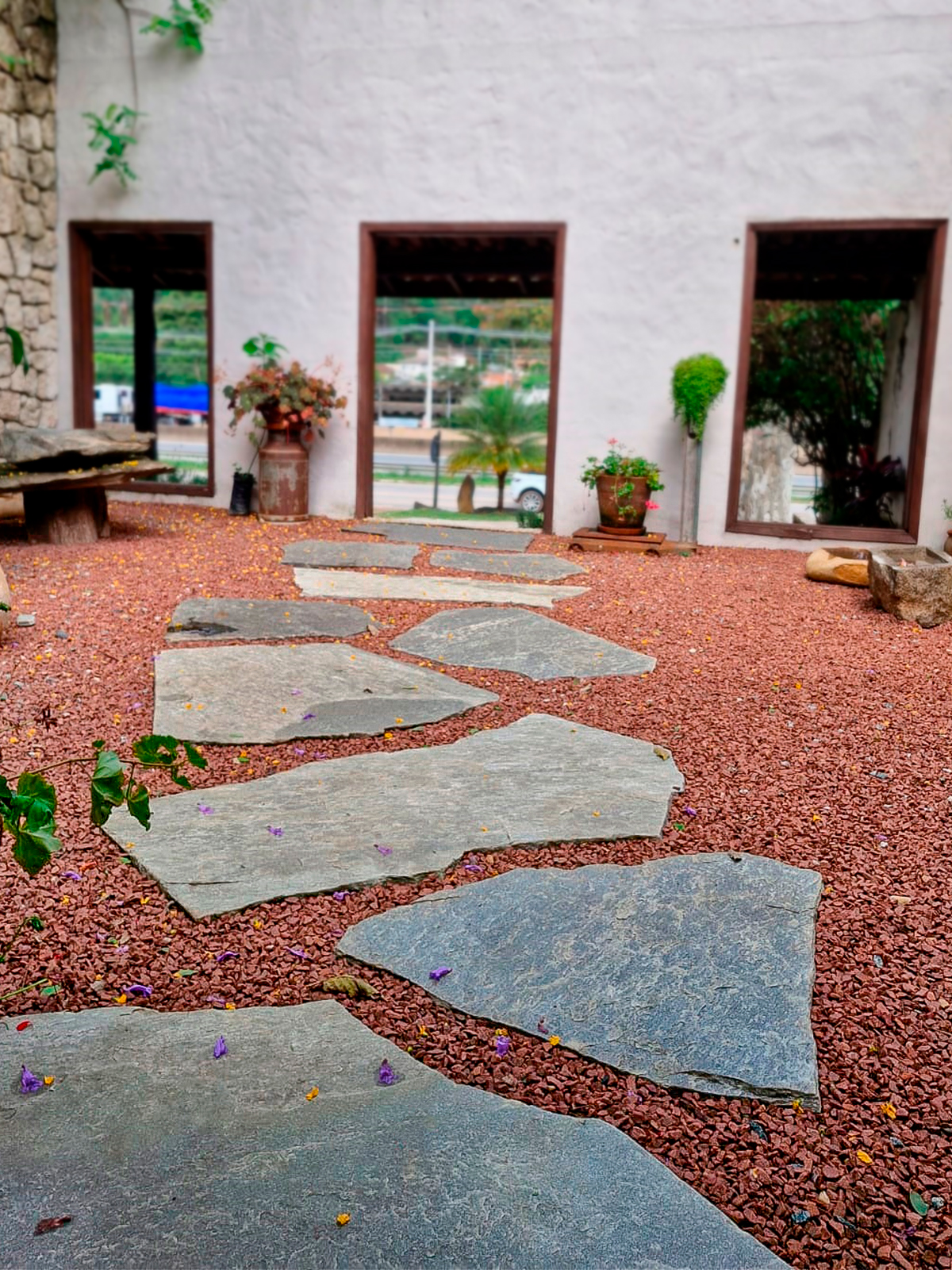 Pedra Escultural: como usar como peça central do jardim