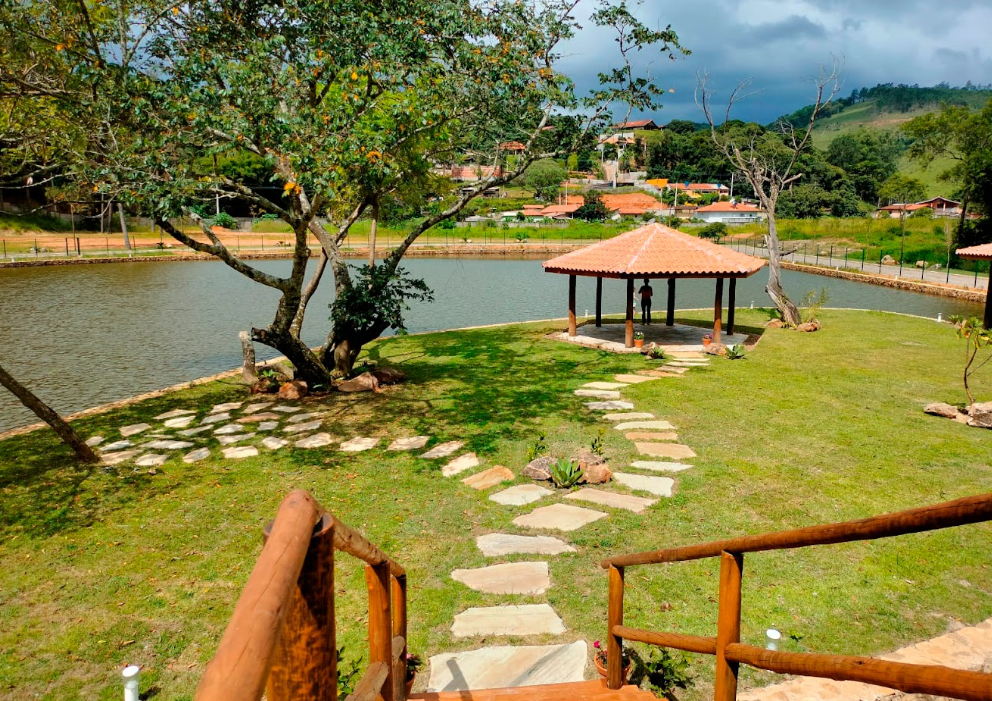 Pedras ornamentais: como usar em jardins e áreas externas